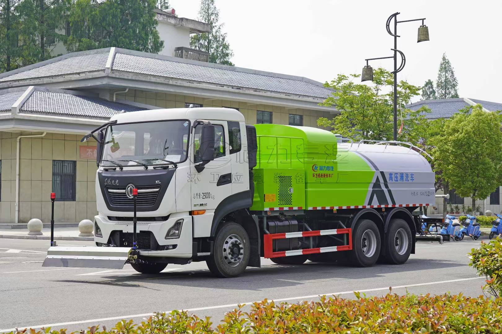 東風天龍路面清洗車